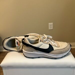 Nike Cream & Black Low-Top Retro Runner Sneakers